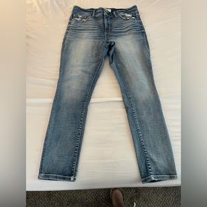 Women’s buckle high rise skinny Jean. Size 32 regular wore maybe one time.